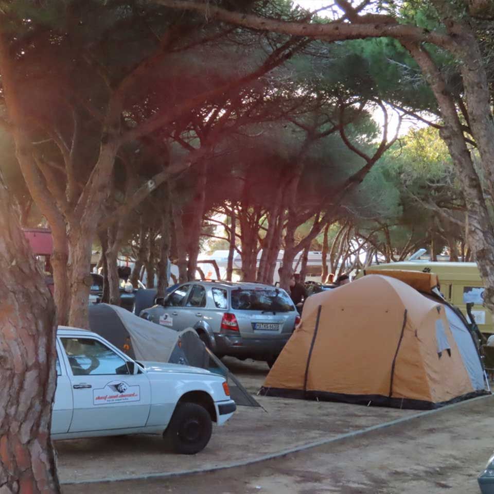 Zona de acampada común para tiendas en Tarifa